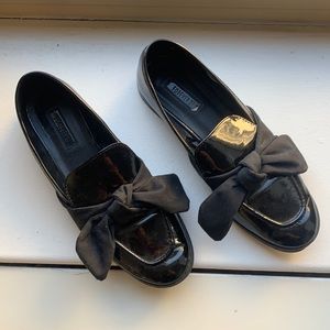Flat loafers with bow
